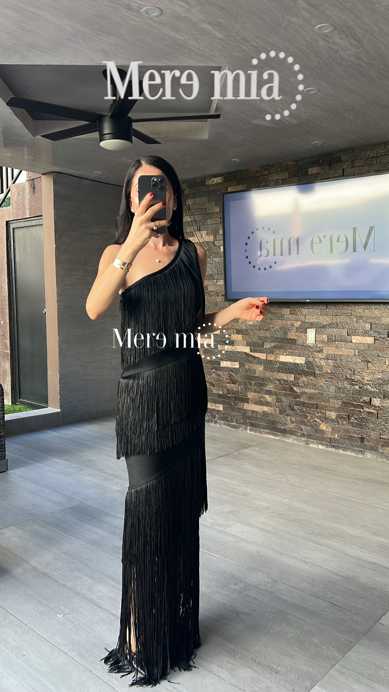 Vestido negro hombro barbas