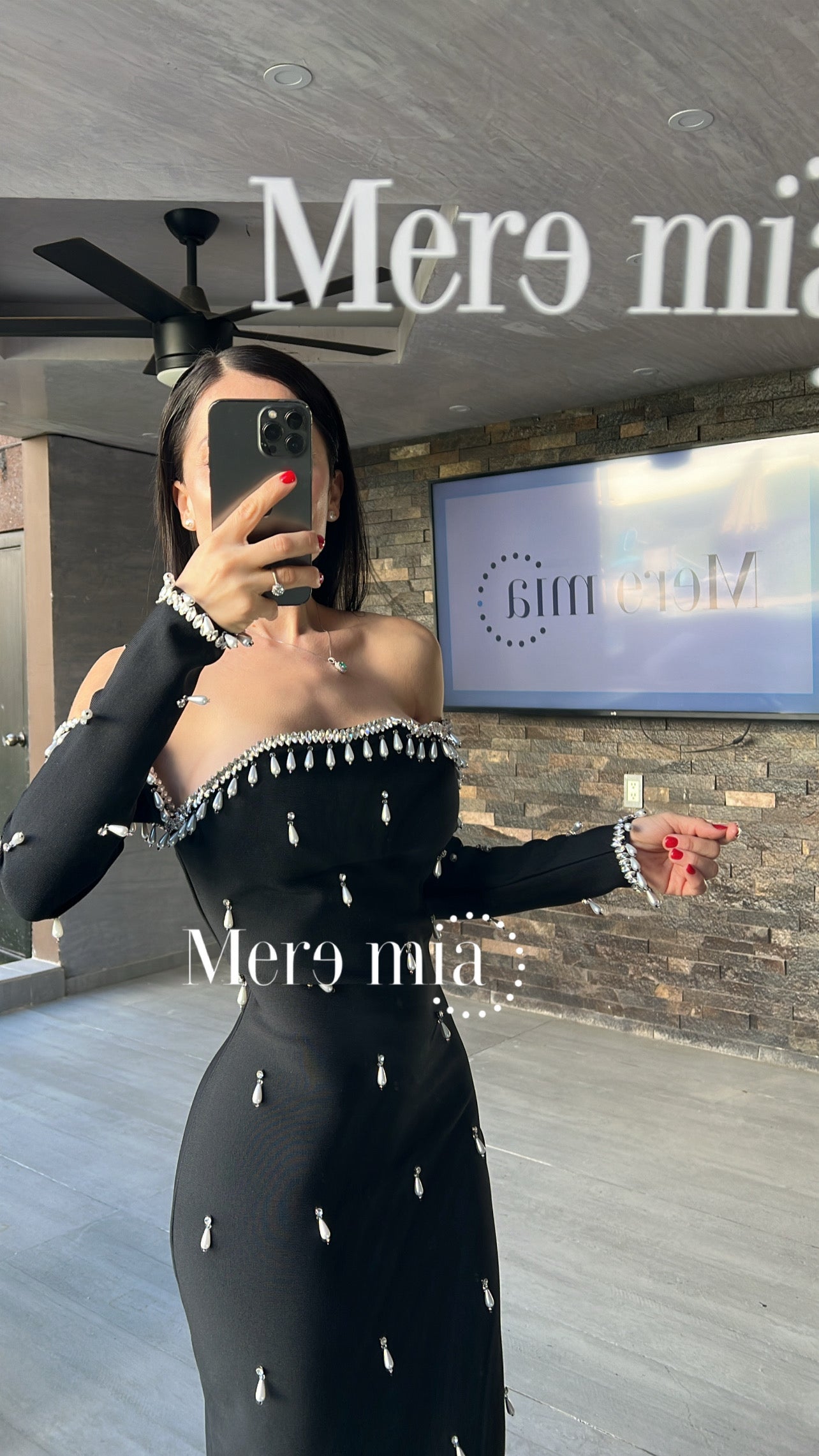 Vestido negro gotas hombros