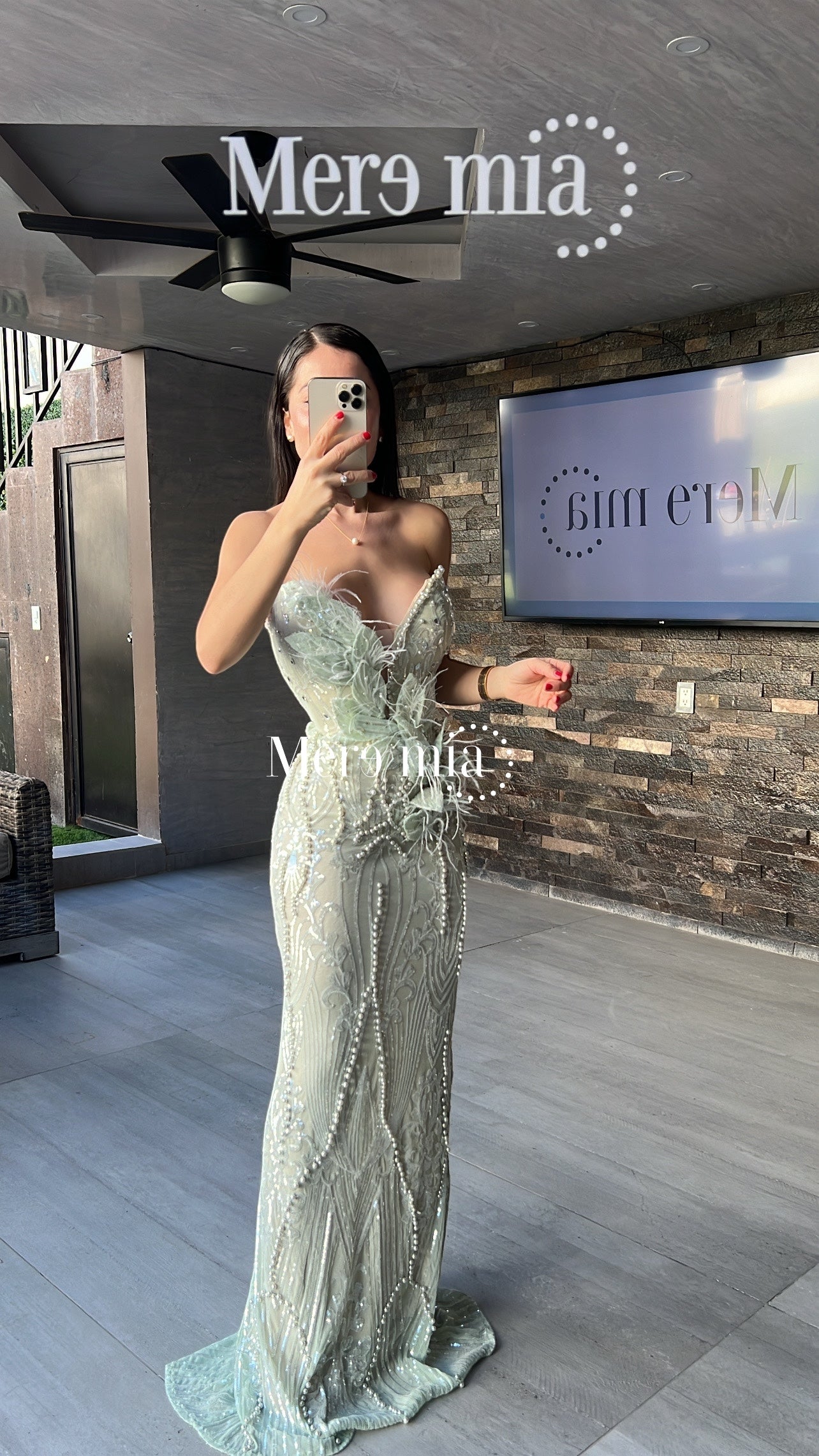 Vestido verde largo plumas