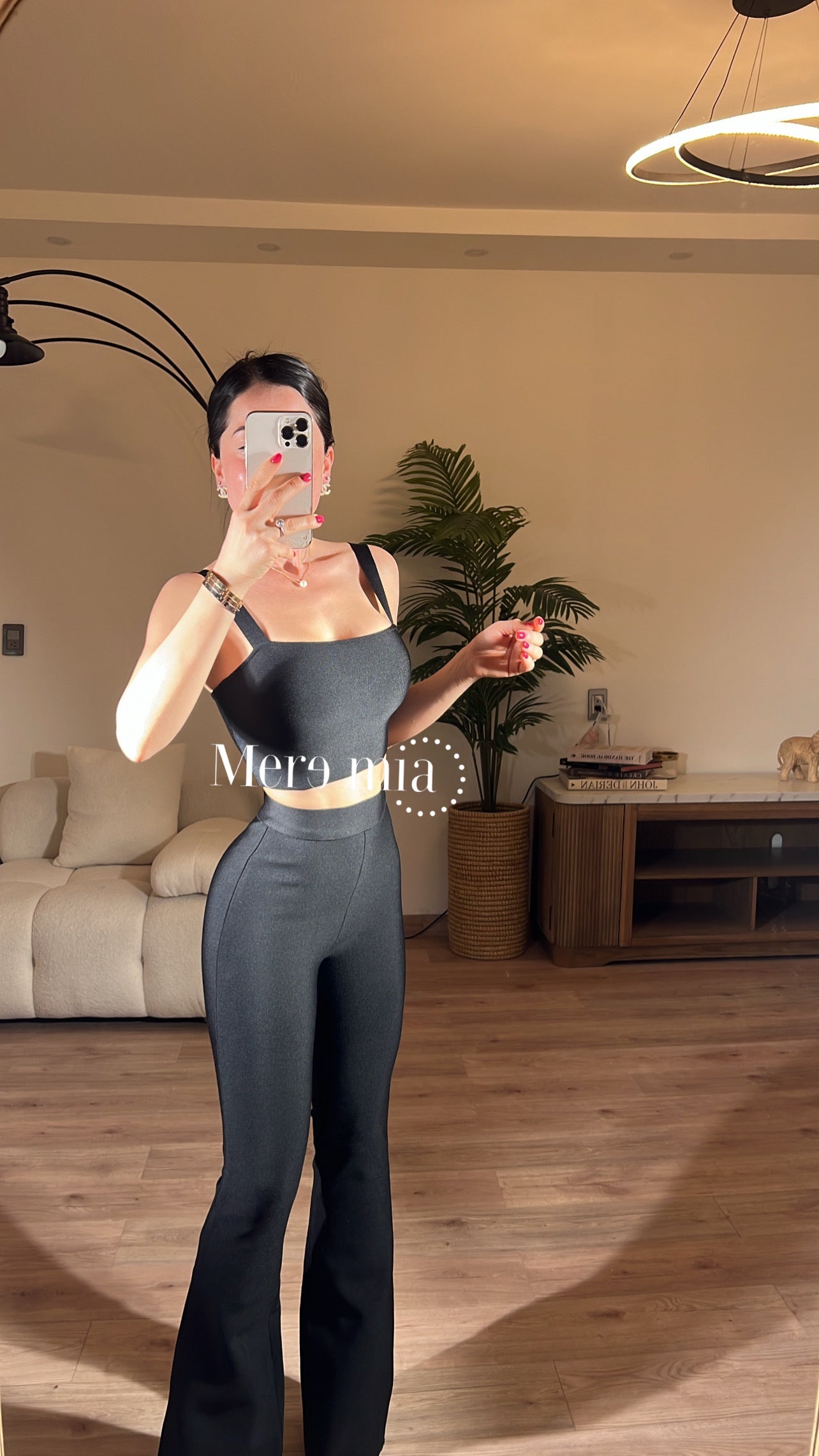 Pantalón negro acampanado