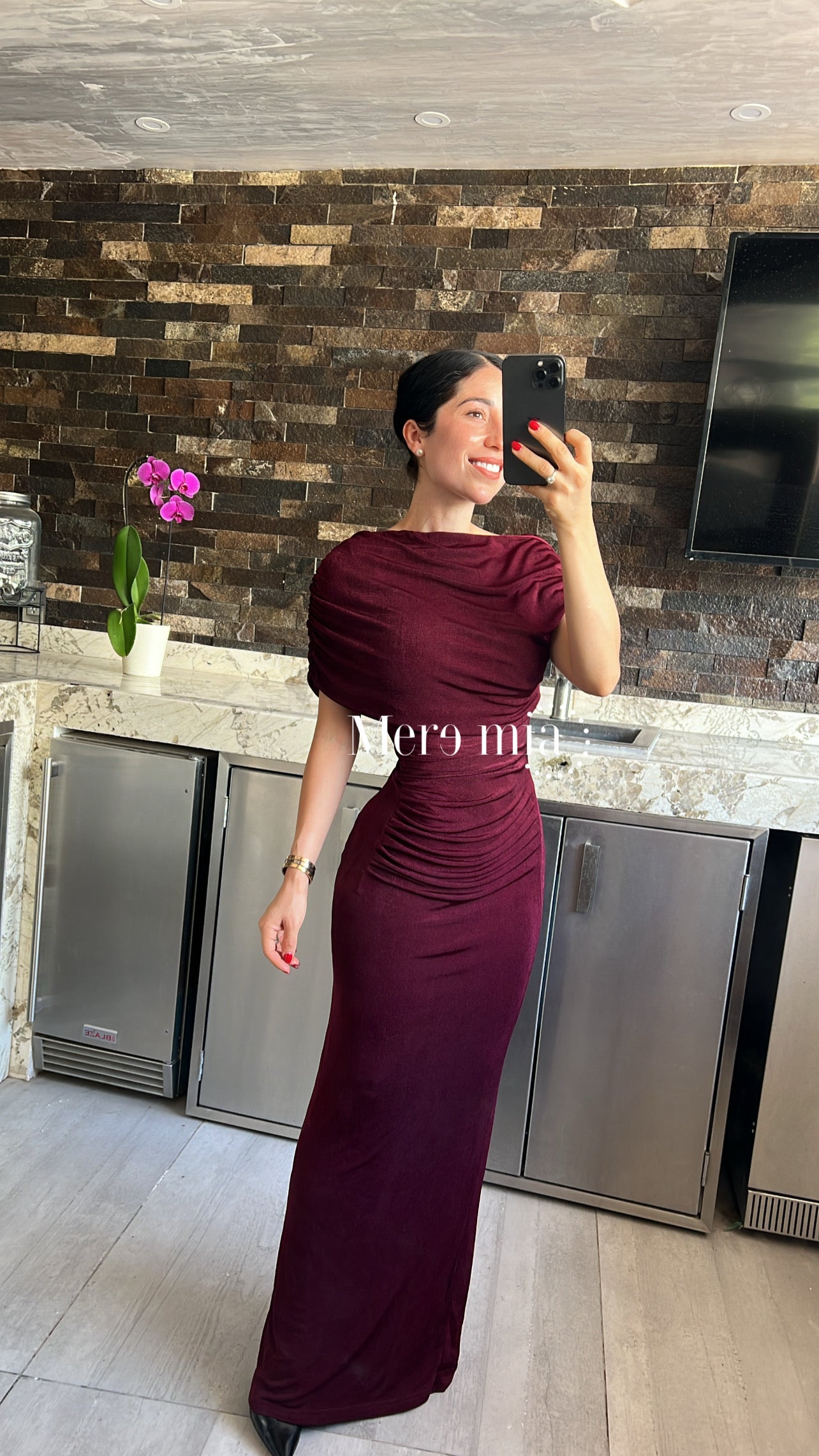 Vestido tinto plisado hombro