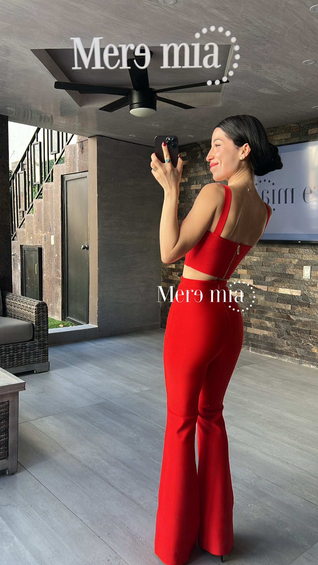 Pantalón rojo acampanado