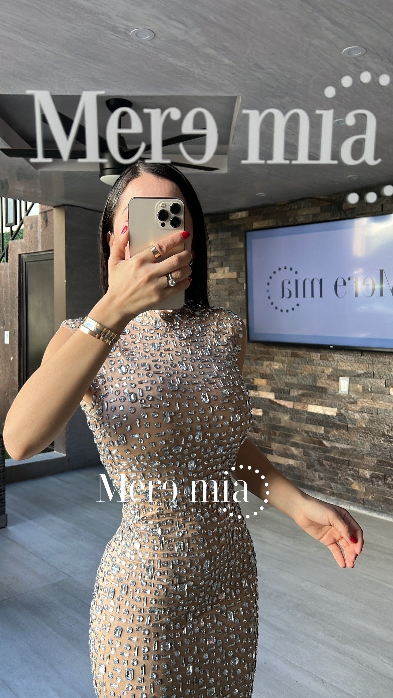 Vestido aplicaciones cuello nude