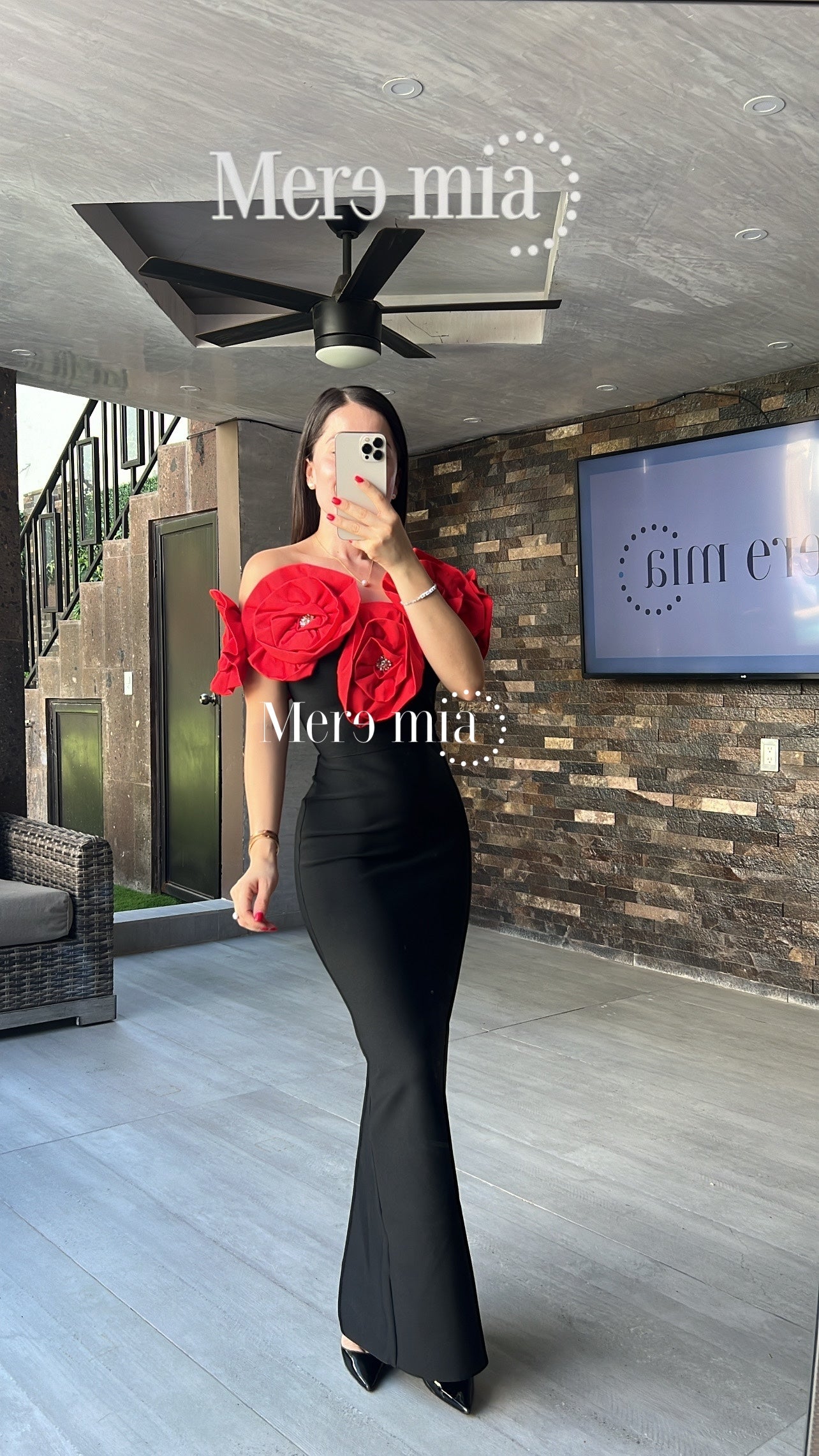 Vestido negro flores en hombros