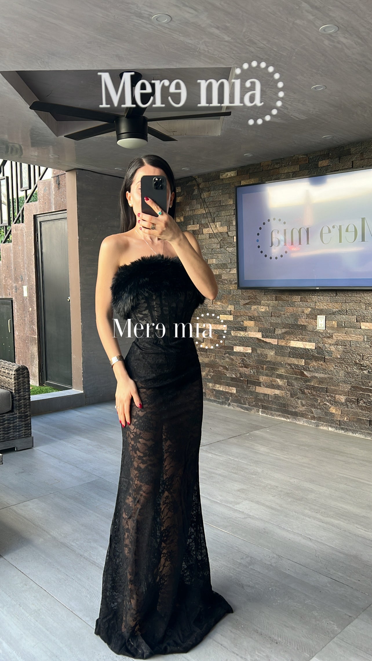 Vestido negro encaje plumas