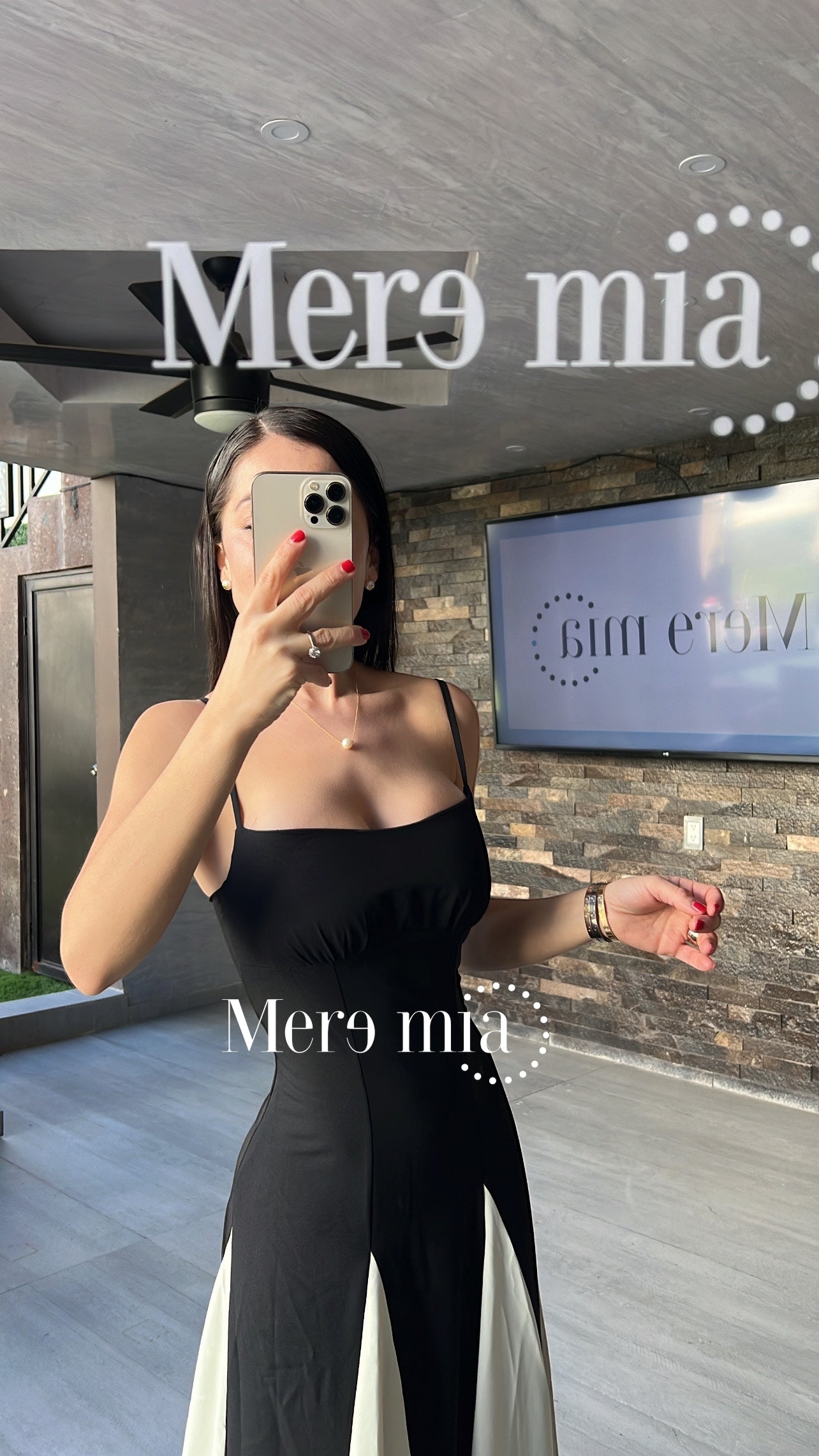 Vestido negro olanes blanco