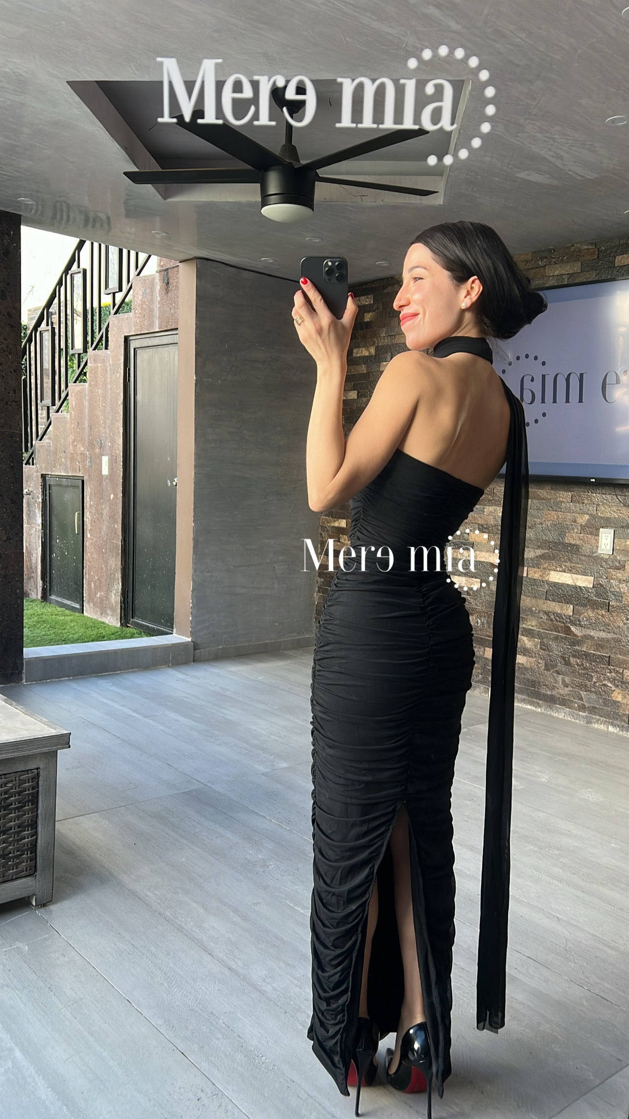 Vestido negro plisado cuello