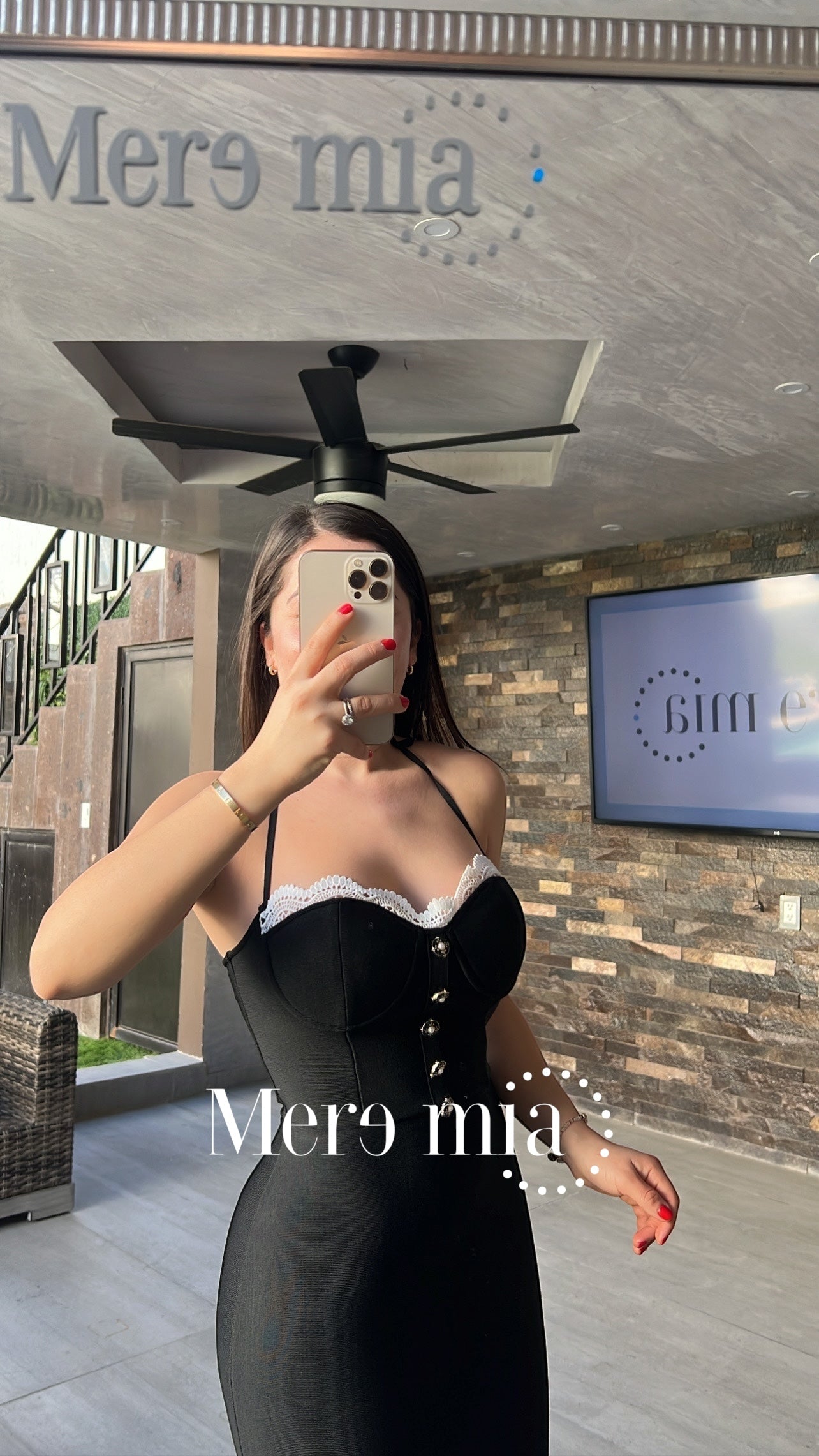 Vestido negro olan encaje blanco