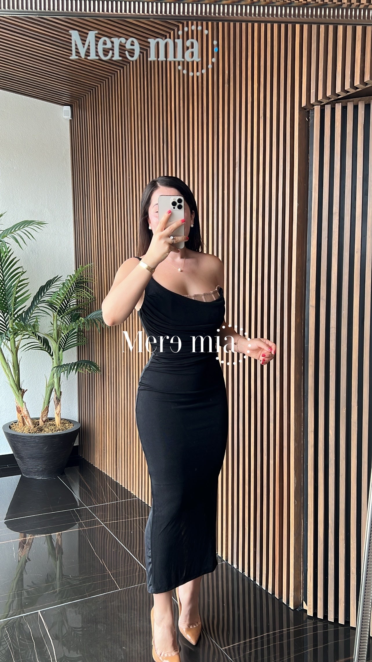 Vestido negro plisado hombro