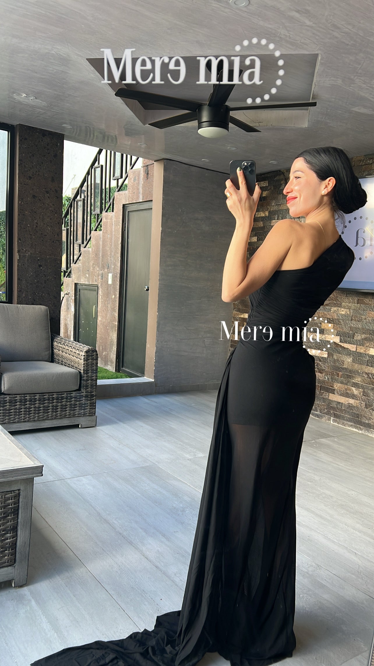 Vestido negro abert broche