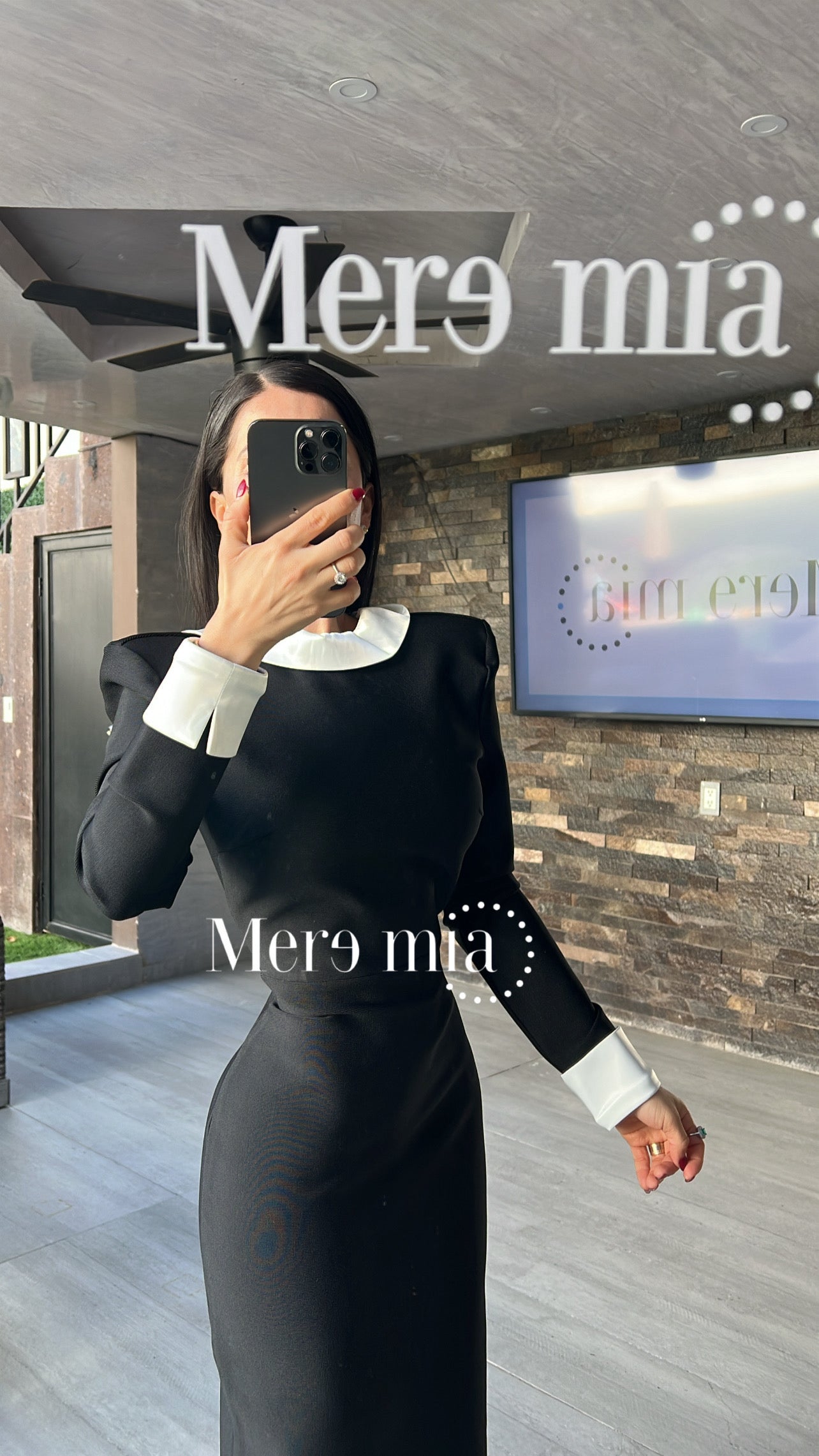 Vestido negro cuello blanco