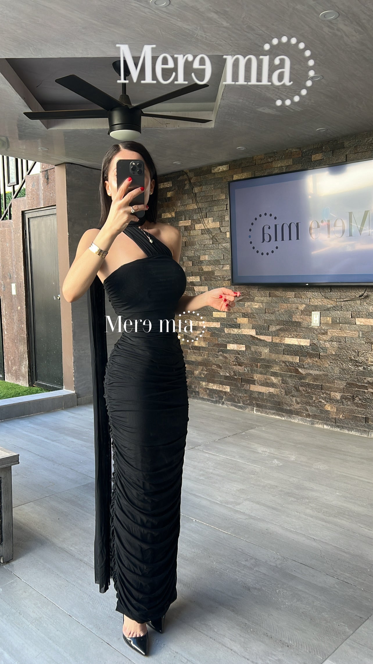 Vestido negro plisado cuello