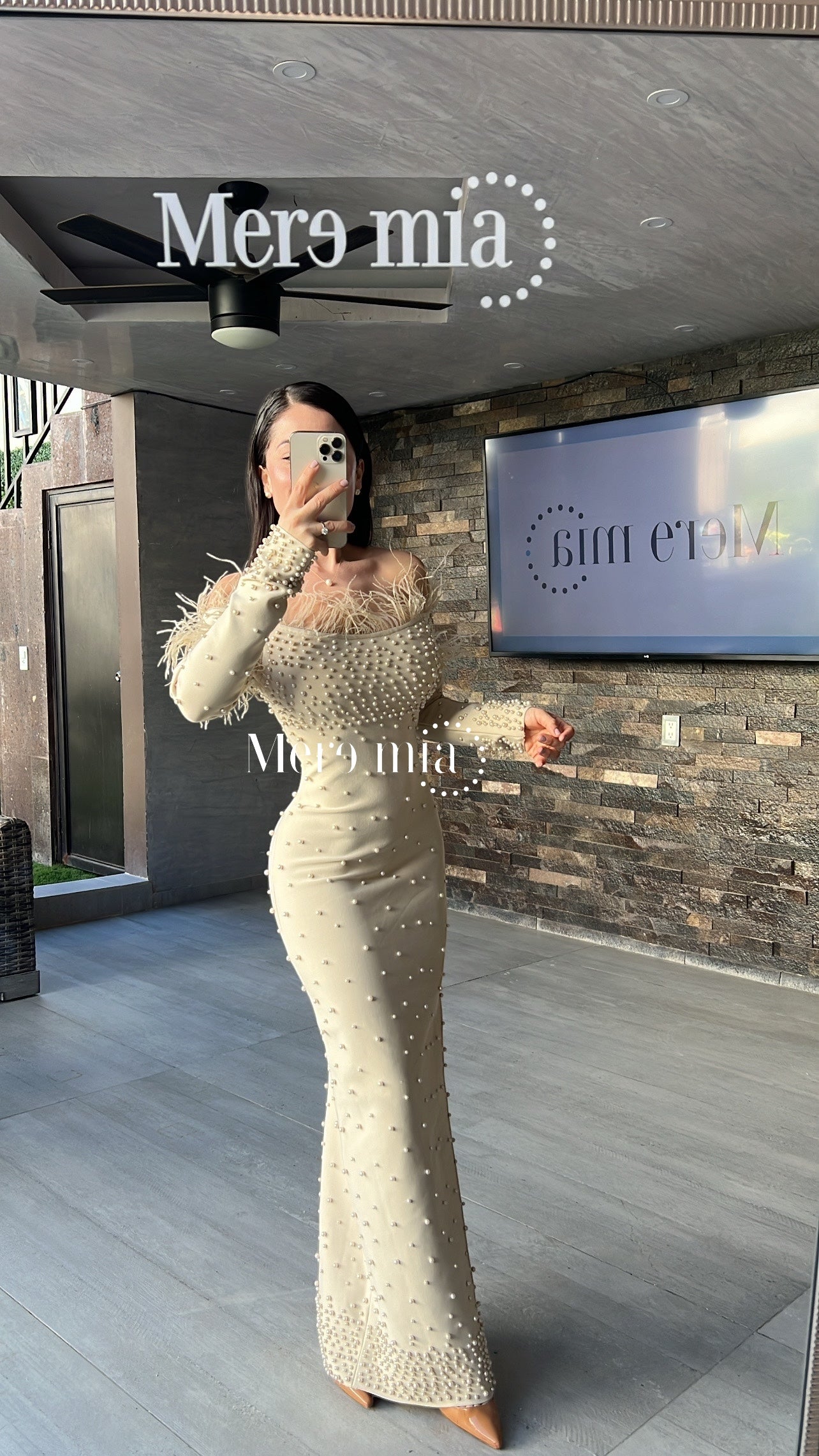 Vestido beige plumas perlas