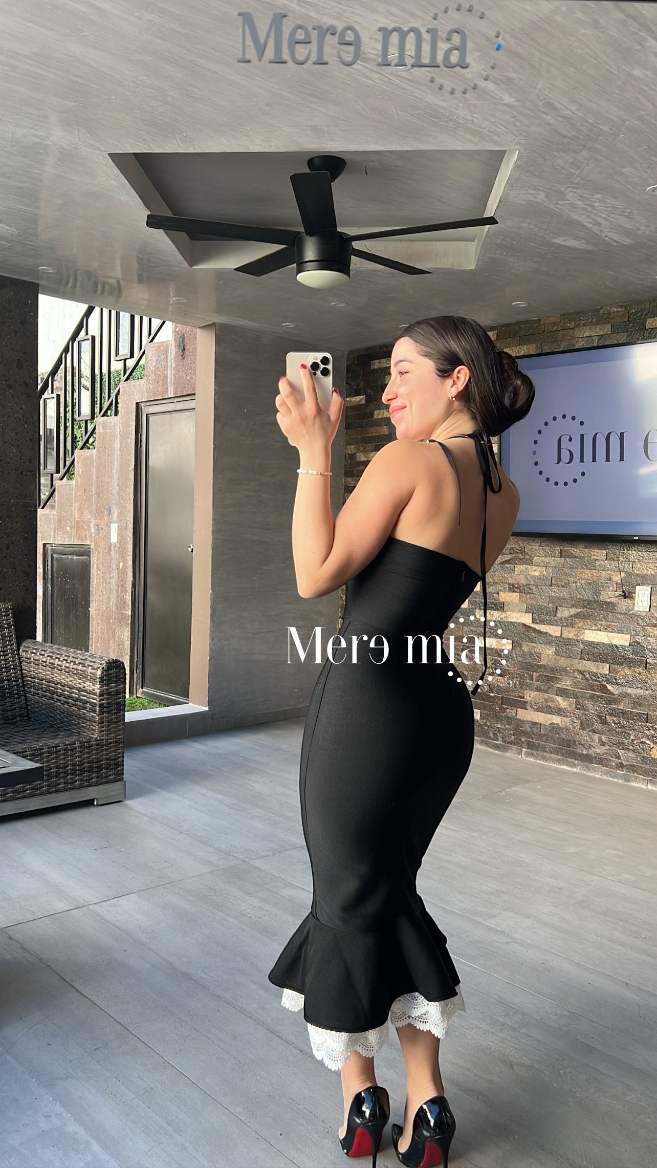 Vestido negro olan encaje blanco