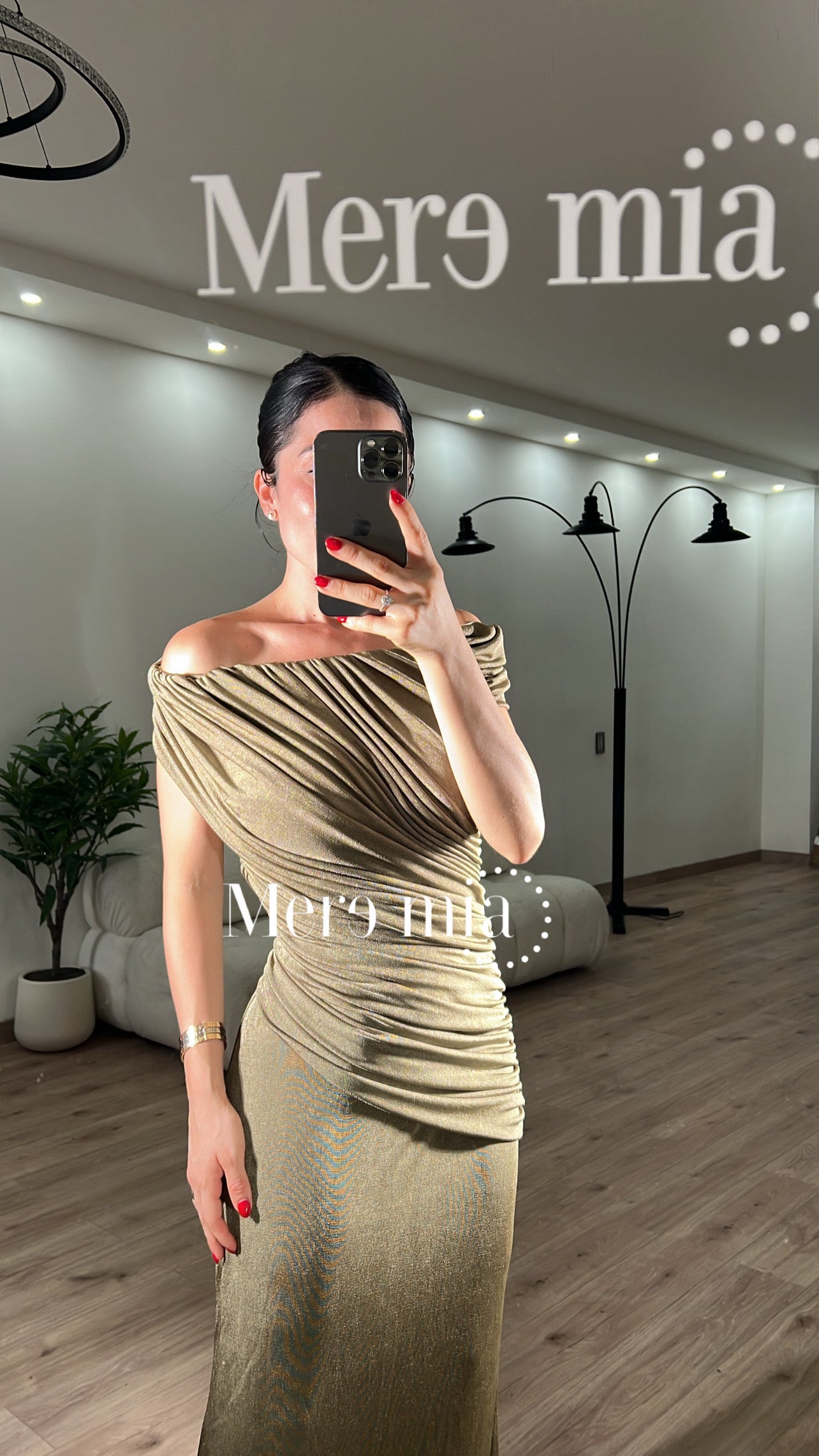 Vestido plisado en hombros liso