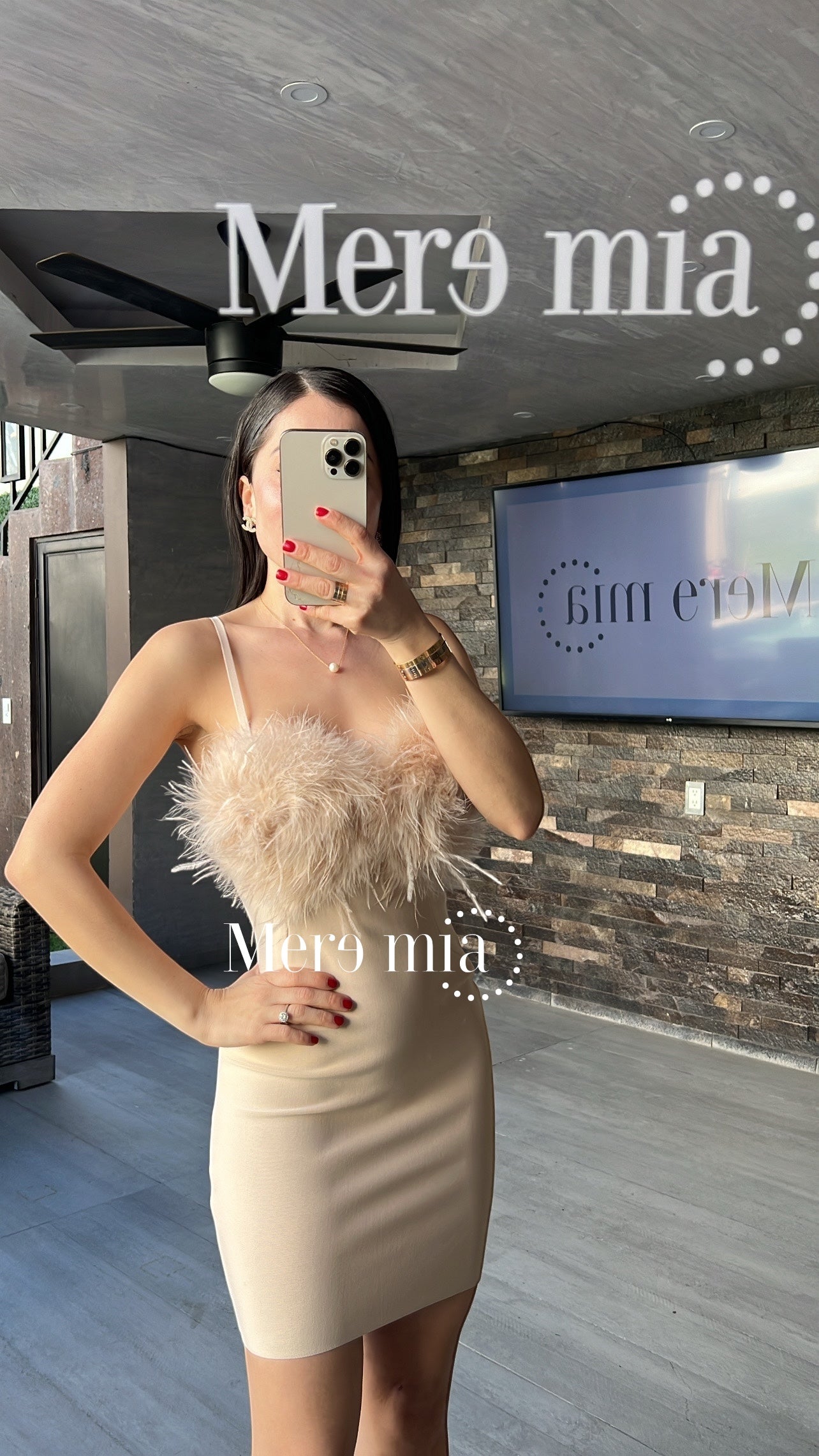 Vestido nude plumas