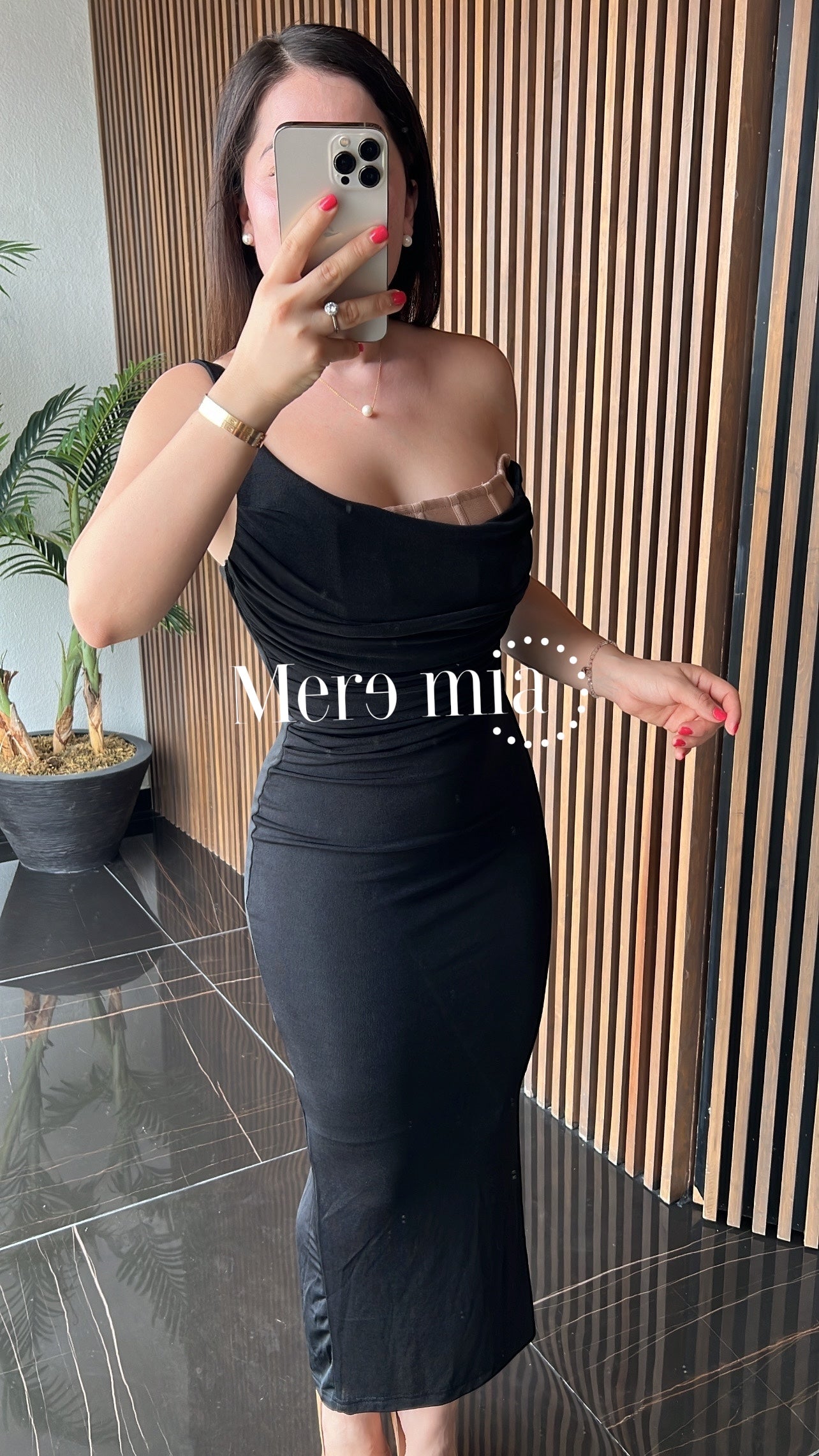 Vestido negro plisado hombro