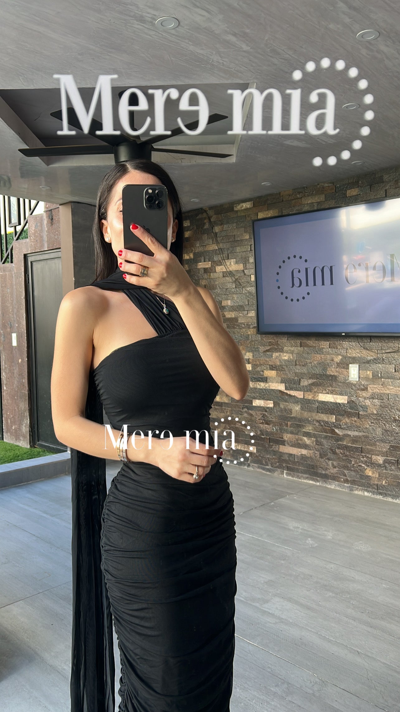 Vestido negro plisado cuello