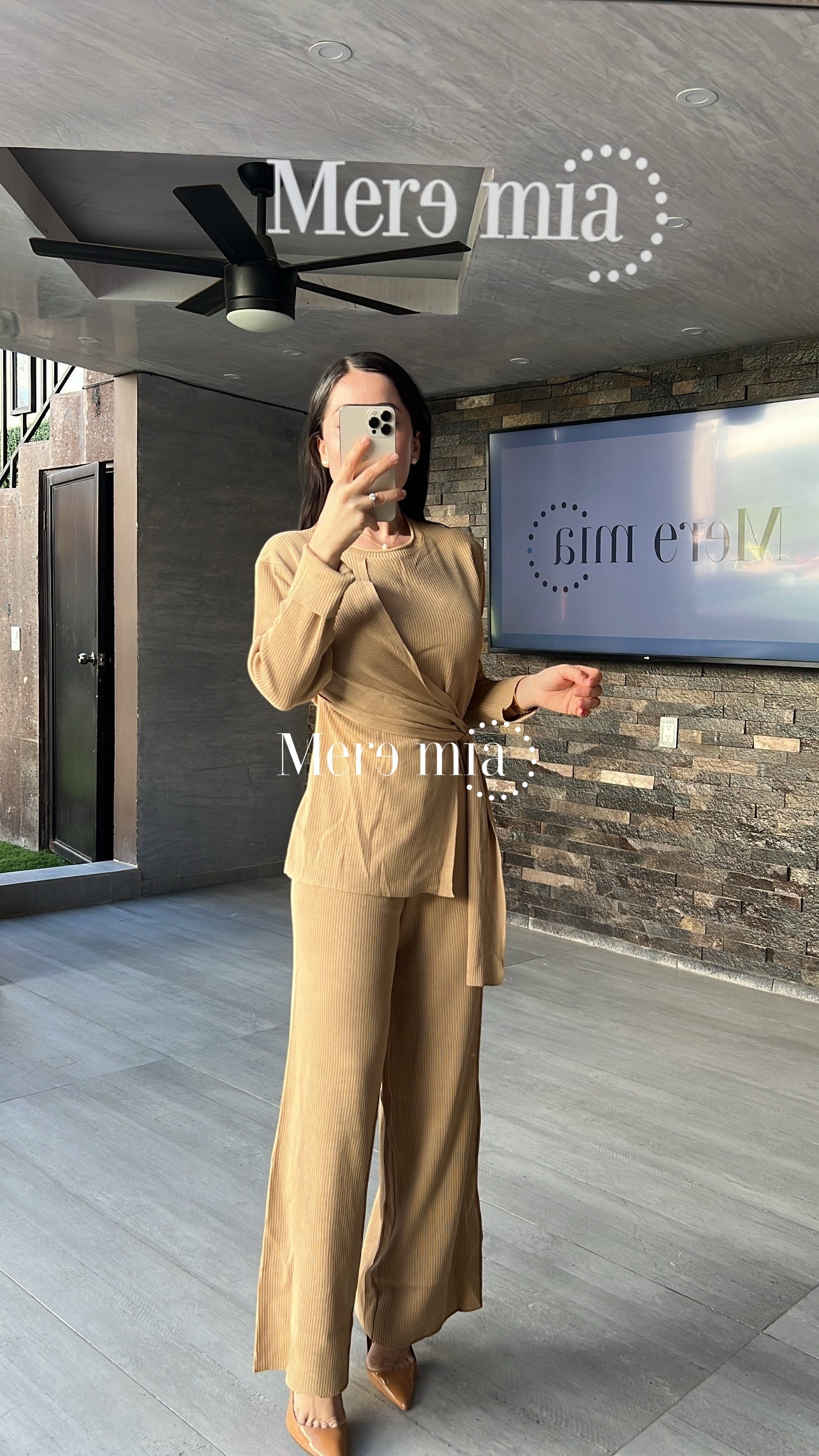 Conjunto khaki blusa tira pant