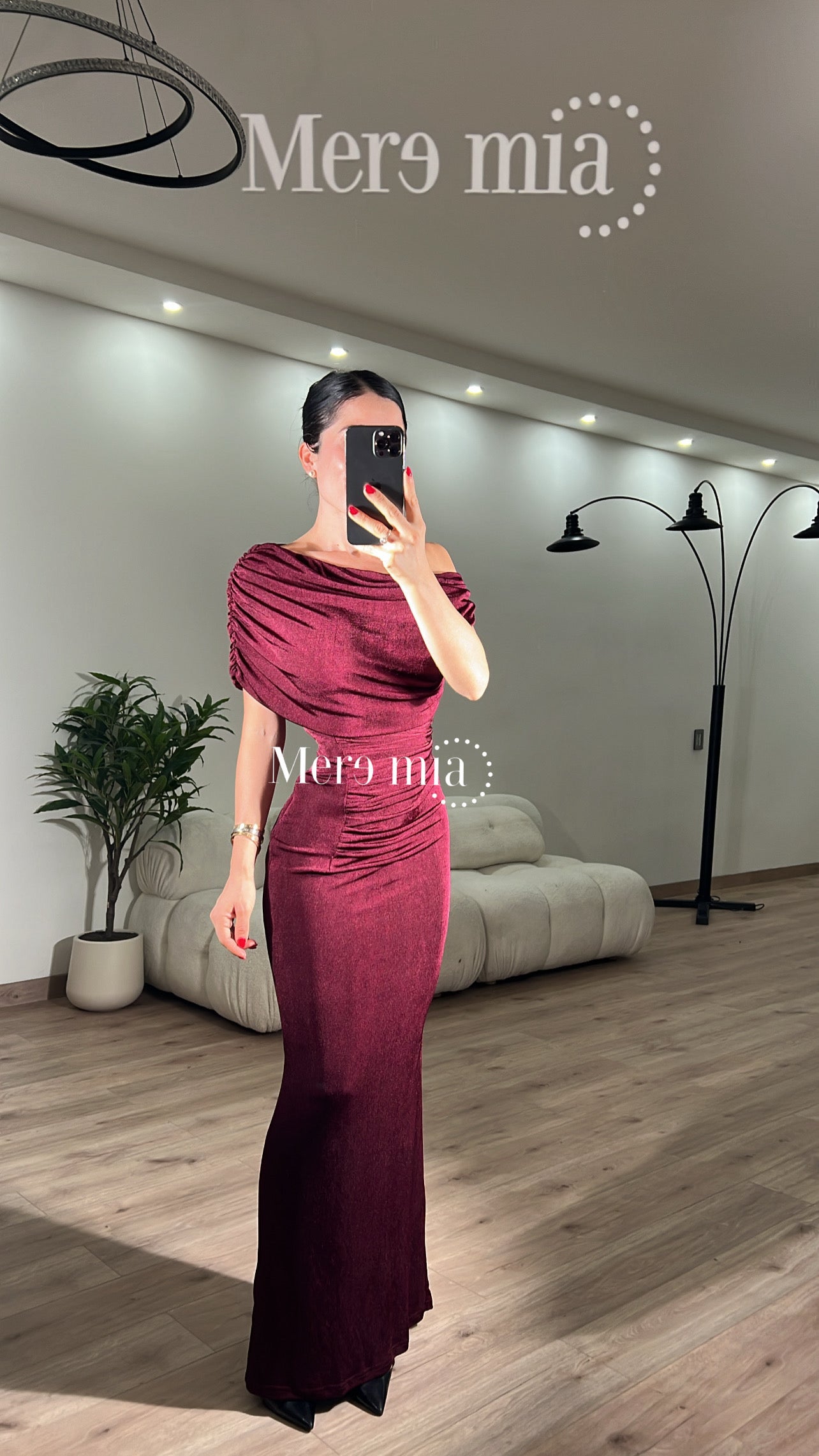 Vestido tinto plisado hombro