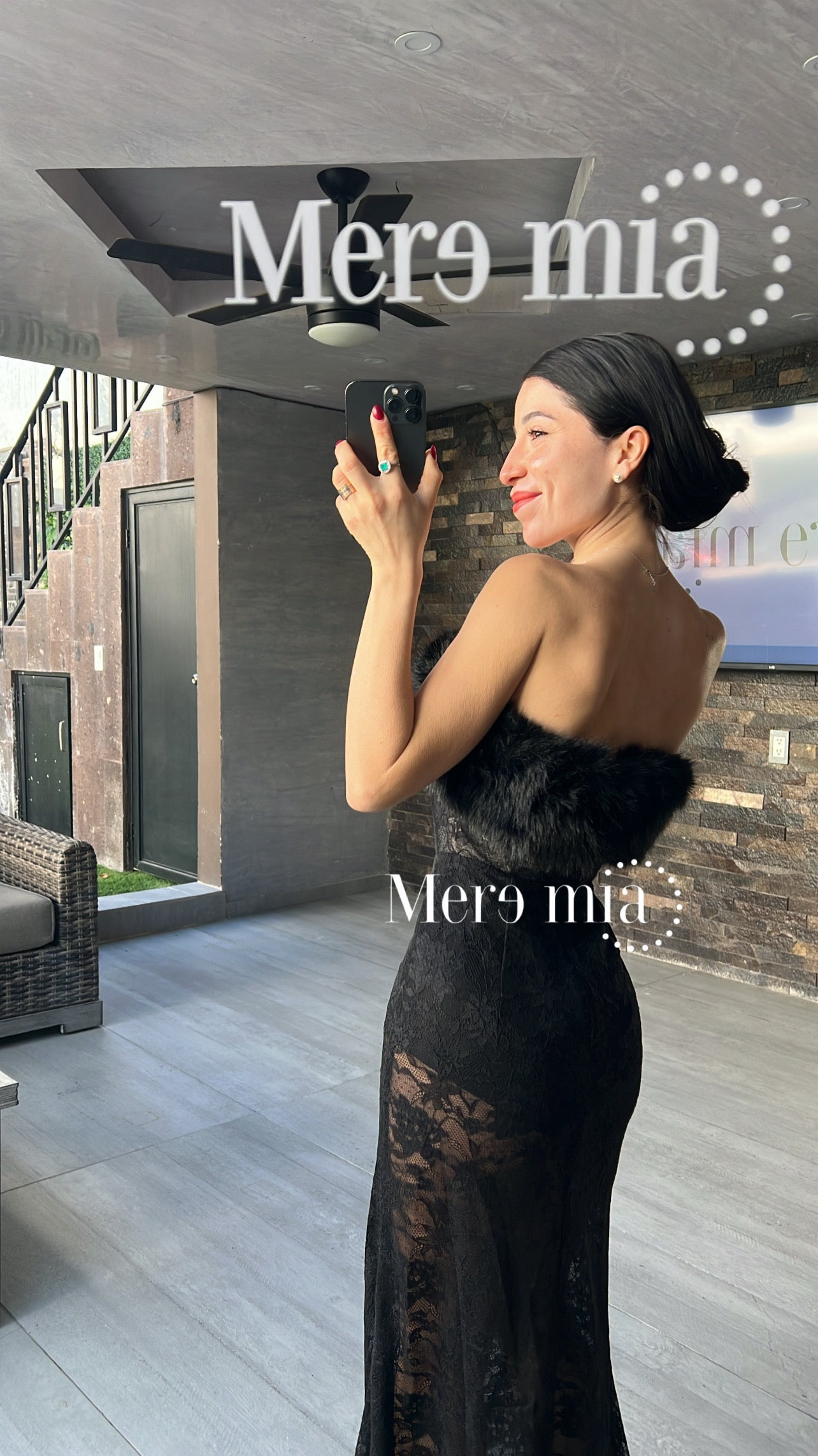 Vestido negro encaje plumas