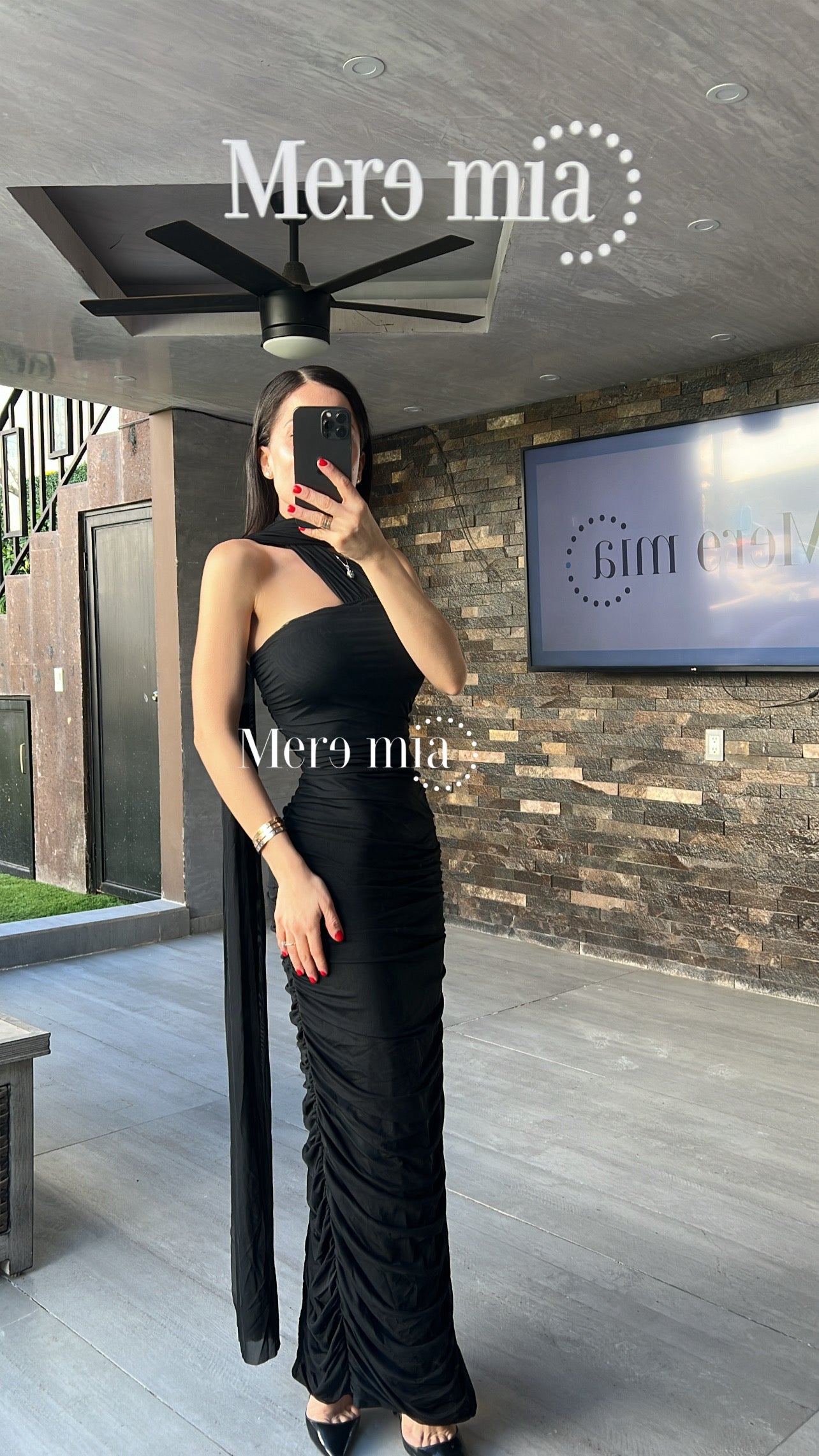 Vestido negro plisado cuello