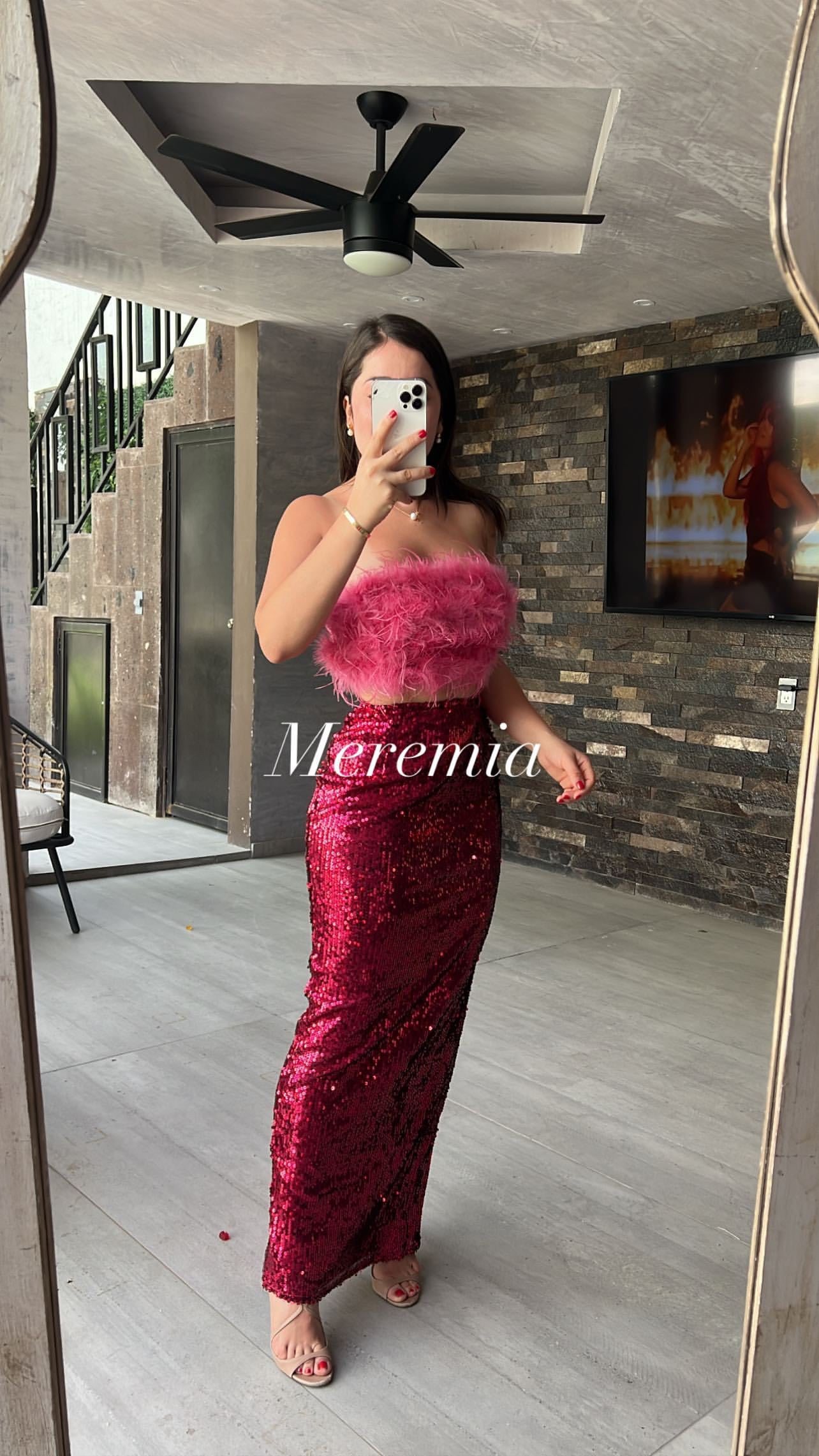 Conjunto rosa de top plumas y falda brillosa